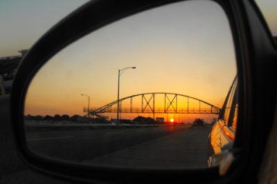Rückblick-Autospiegel-Sonnenuntergang